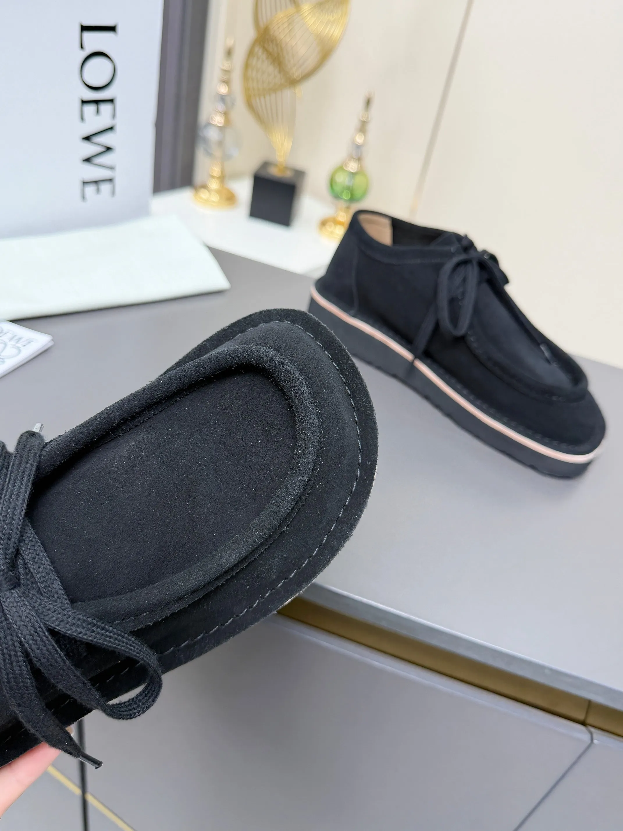 👟👟Ex-factory price 560👟👟 LOEWE·Loewe's latest kangaroo shoes, split cow leather, suede cow leather, thick-soled lace-up casual shoes, lace-up retro British style, from design to texture, allowing you to easily have a high-end luxury wearing experience. The upper is made of imported high-mercerized smooth cow suede. The delicate texture has a natural velvet-like sheen. Every inch exudes low-key sophistication. It is matched with the light-feeling EVA foam outsole. The 3-centimeter heel height is just right. It not only quietly elongates the body shape, but also brings the comfort of walking on the ground! The original version was purchased and developed, and the details are well handled. It is worth owning. It has a unique fashionable and trend-leading style. It is highly recommended to stock up. The shoe style is great, the leather is soft and comfortable, very comfortable on the feet and easy to match. ✦Fabric: imported high mercerized cowhide ✦Lining: no lining ✦Outsole: original EVA foam outsole ✦Number of sizes: women's size: 35#-40# (TT)